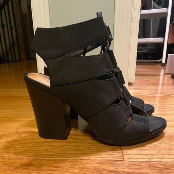 Le Chateau size 7.5 black suede sandals/ Like New - Picture 4 of 4